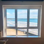 Апартаменты Charming Beachfront Apartments, Sea Views In Трамор