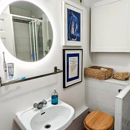 Apartament Charming Beachfront Apartments, Sea Views In