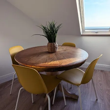 Apartament Charming Beachfront Apartments, Sea Views In