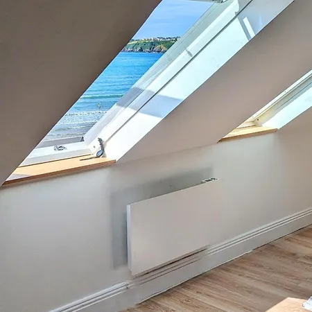 Apartament Charming Beachfront Apartments, Sea Views In