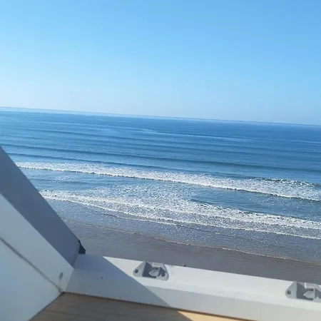 아파트 Charming Beachfront Apartments, Sea Views In *