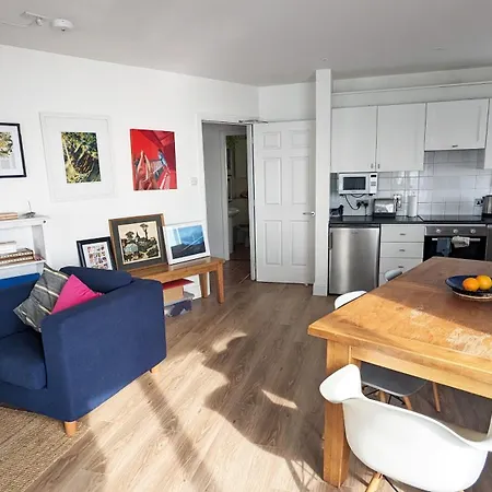 Charming Beachfront Apartments, Sea Views In 트라모어