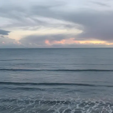 Apartamento Charming Beachfront Apartments, Sea Views In *