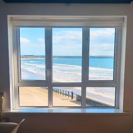 아파트 Charming Beachfront Apartments, Sea Views In 트라모어