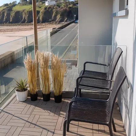 Charming Beachfront Apartments, Sea Views In 트라모어