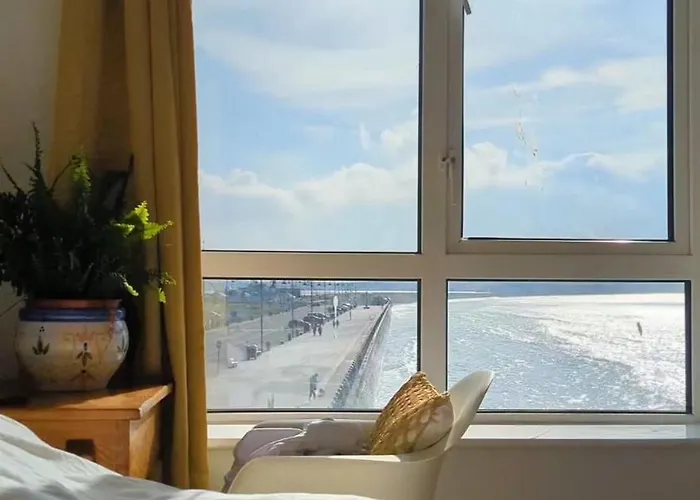 Apartamento Charming Beachfront Apartments, Sea Views In