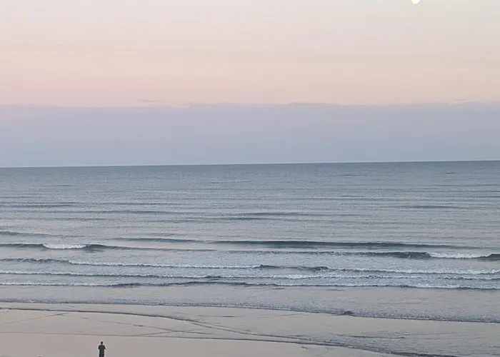 Appartement Charming Beachfront Apartments, Sea Views In *