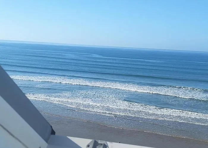 Apartamento Charming Beachfront Apartments, Sea Views In *