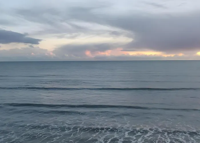 Apartamento Charming Beachfront Apartments, Sea Views In *